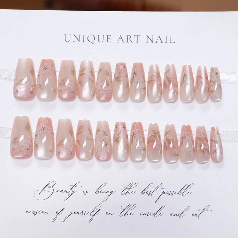 Elegante Press-On-Nagelkunst mit floralen Details