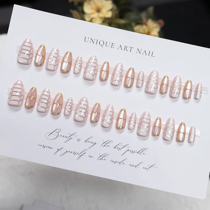 Elegantes Press-On Nagelkunstset mit goldenen Akzenten