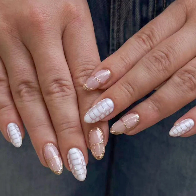 Elegantes Press-On Nagelkunstset mit goldenen Akzenten