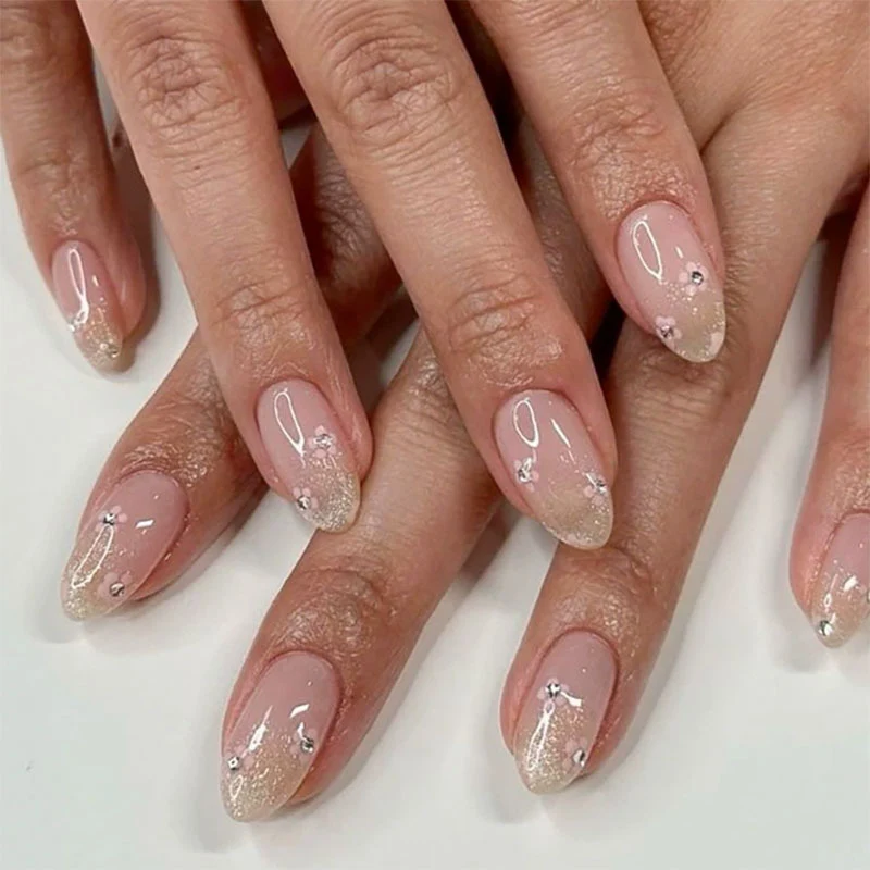 Elegante Nagelkunst mit Strasssteinen