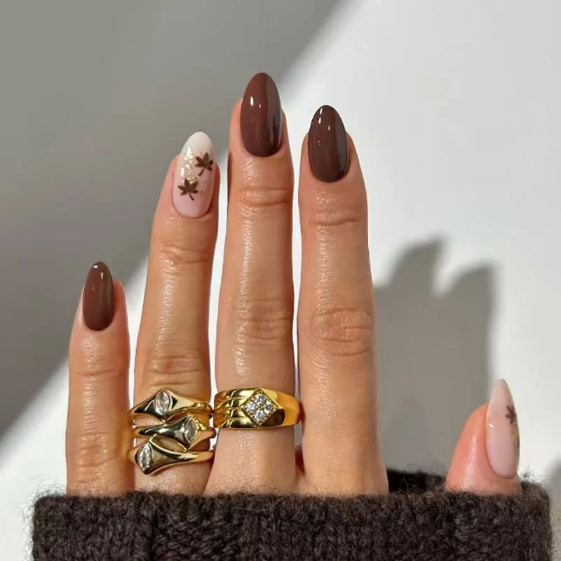 Elegantes Nagelkunstset mit floralen Akzenten