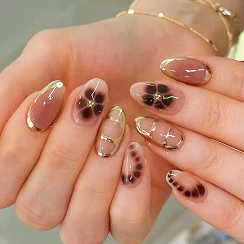 Elegantes Blumennagel-Set