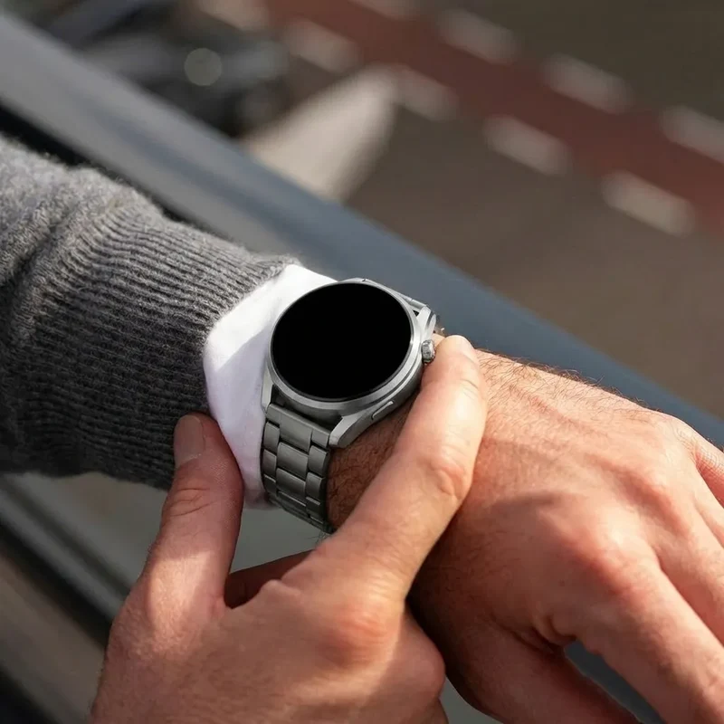Motorola Moto Watch Ultra One Push' Titanarmband (Graphit)
