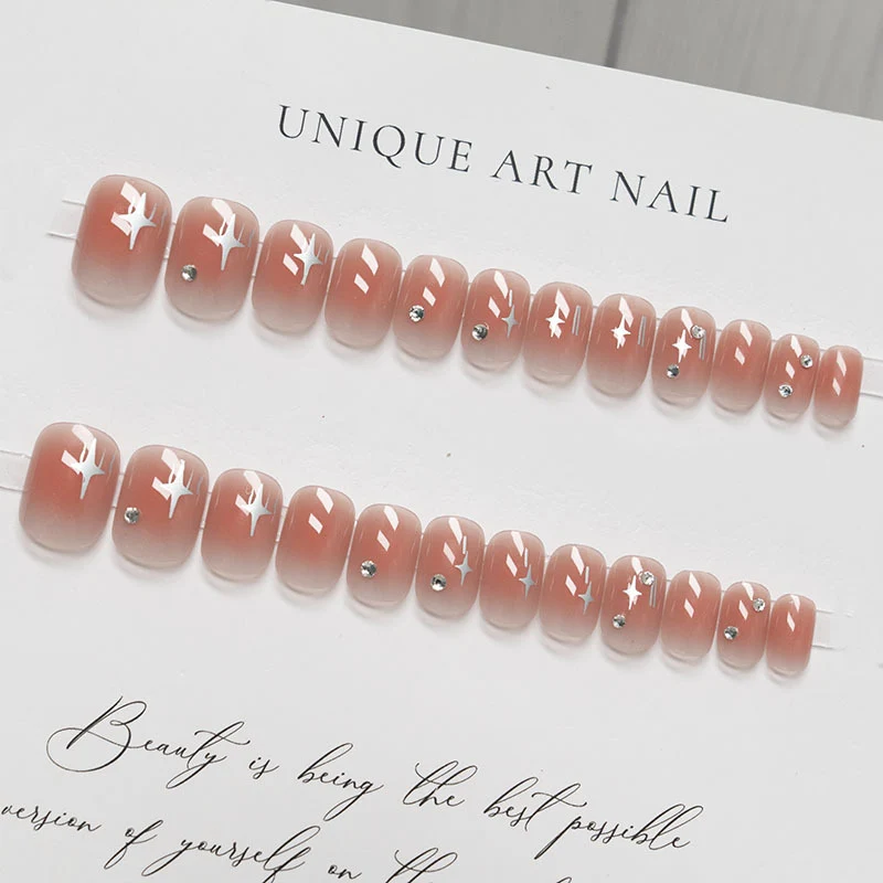 Elegante mit Kristallen verzierte Press-On Nagelkunst