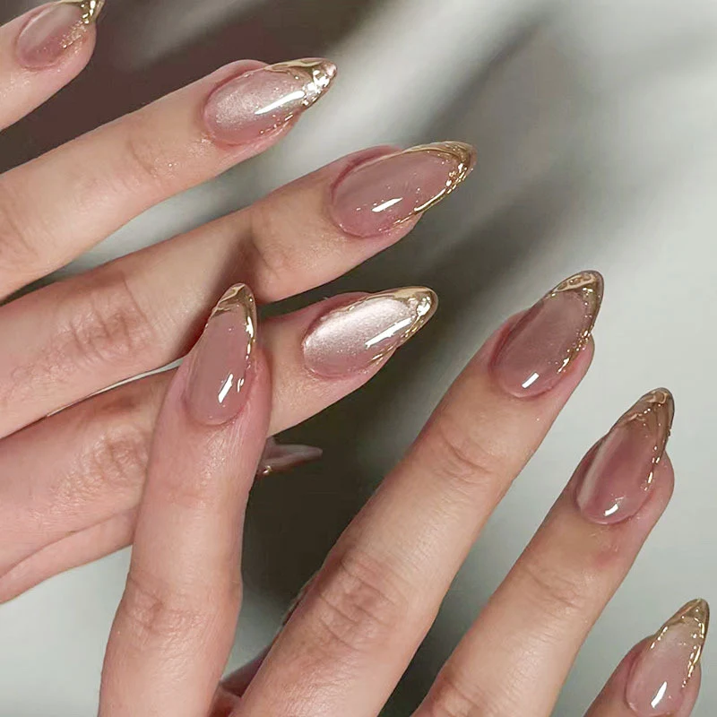 Elegante mandelförmige Press-On Nägel mit goldenen Details