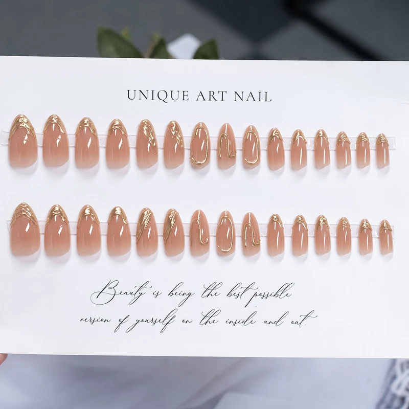 Elegante goldverzierte Stiletto-Press-on-Nägel