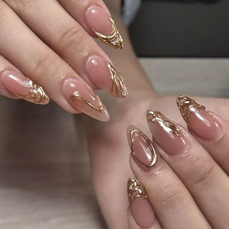 Elegante goldverzierte Stiletto-Press-on-Nägel