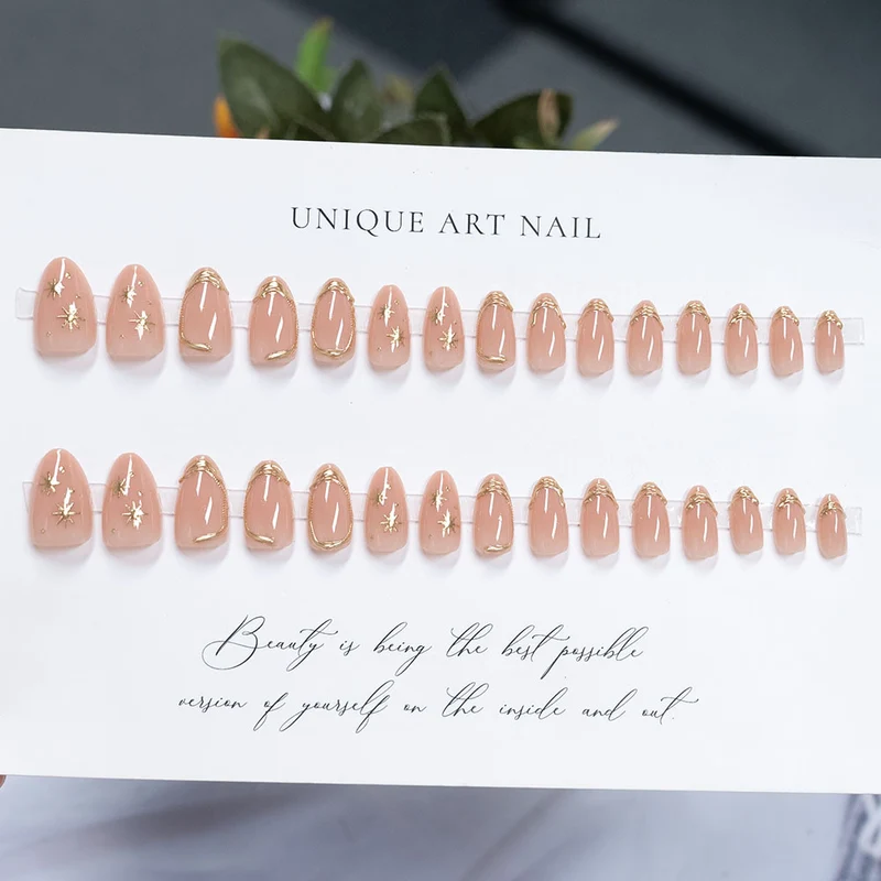 Elegante goldverzierte Press-On-Nagelkunst
