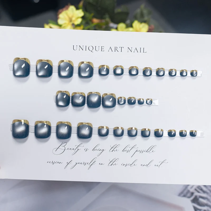Elegante Glänzende Press-On Nagelset mit Goldakzenten