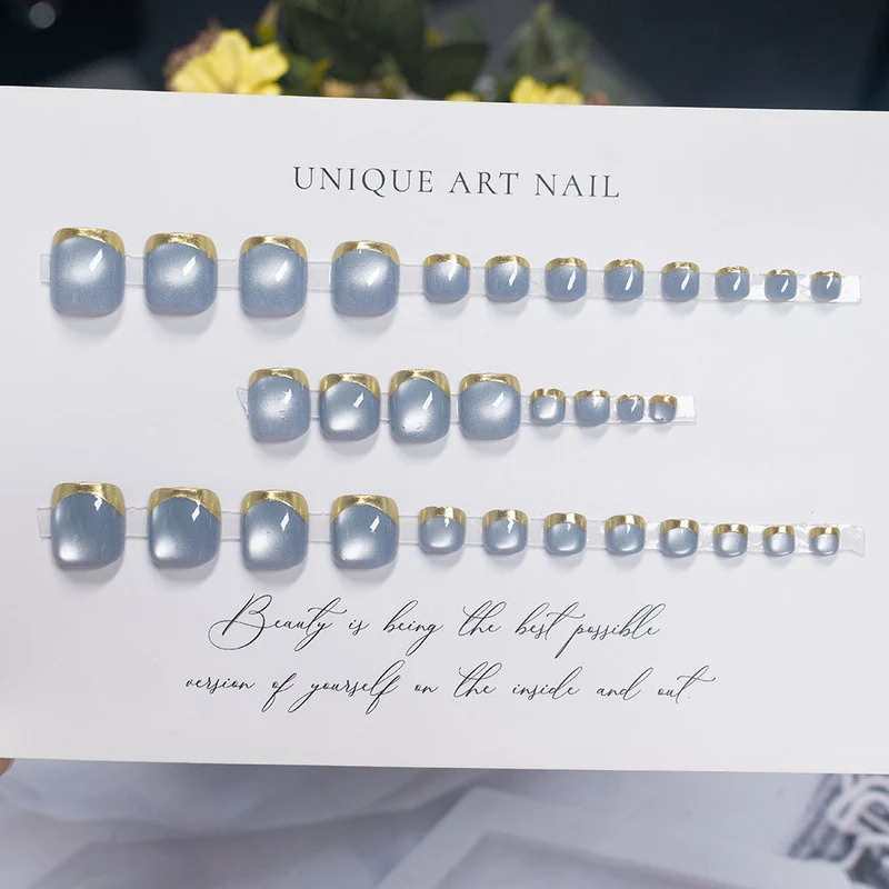 Elegante Glänzende Press-On Nagelset mit Goldakzenten