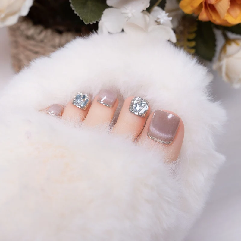 Dekorative mit Strass verzierte Pediküre
