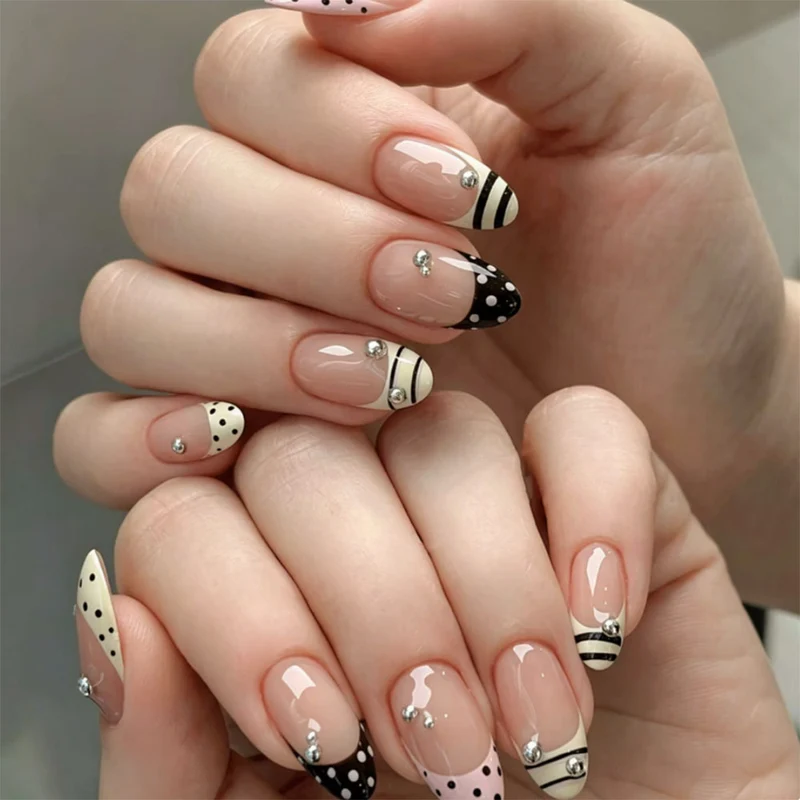 Dekoratives Press-On-Nagelset mit einzigartigem Kunstdesign