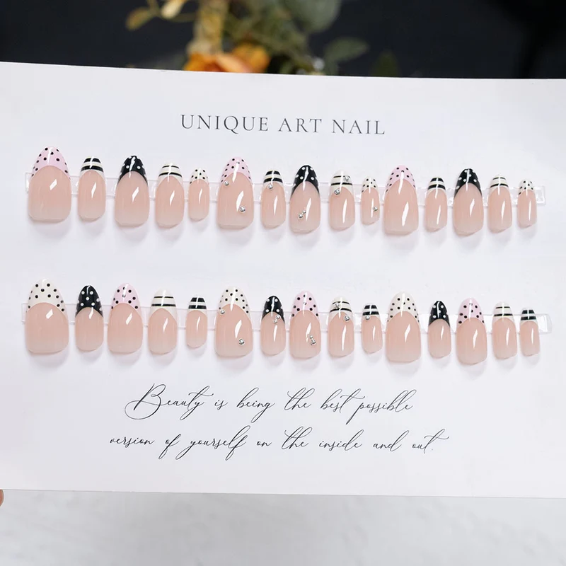 Dekoratives Press-On-Nagelset mit einzigartigem Kunstdesign