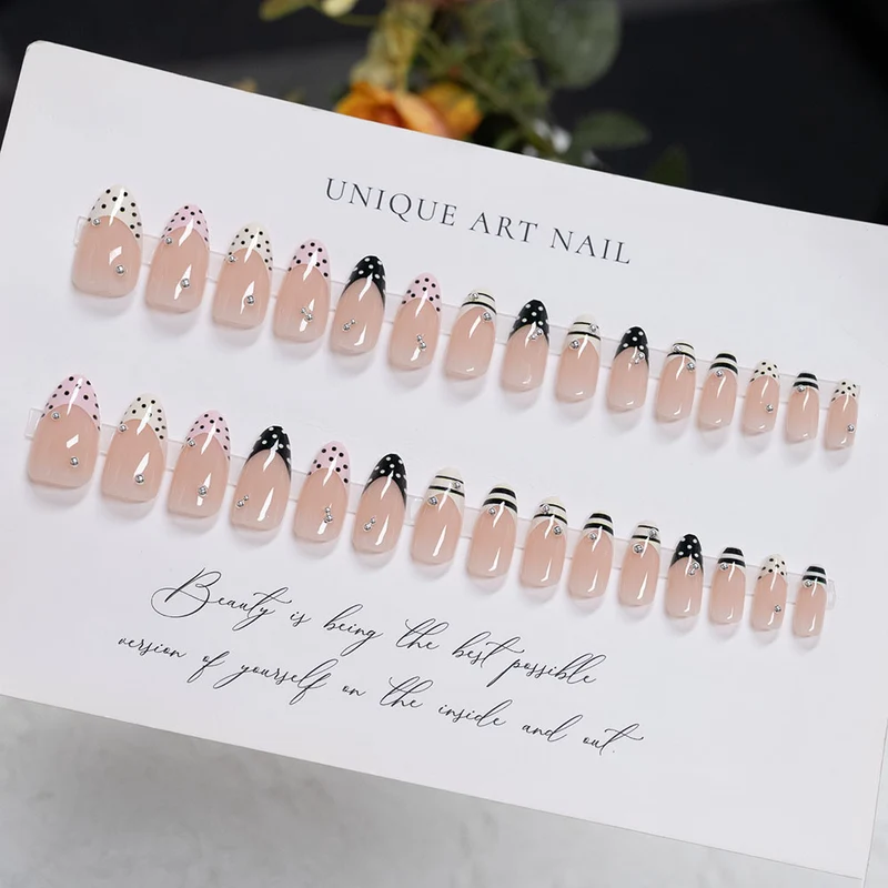 Dekoratives Press-On-Nagelset mit einzigartigem Kunstdesign