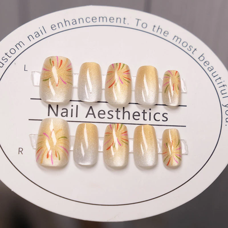 Dekorativer Press-On Nagelset mit floralem Design