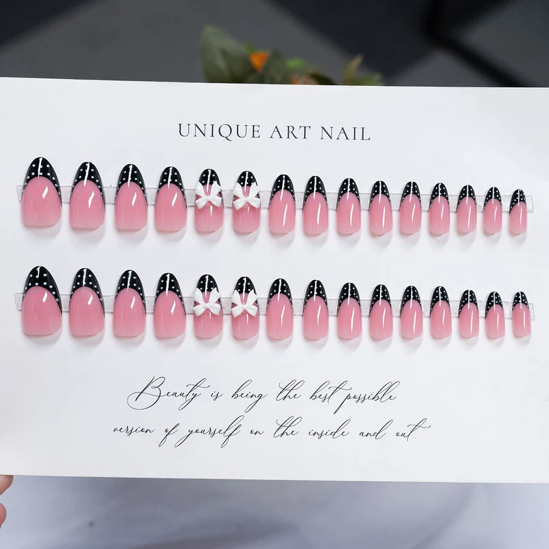 Dekorative Stiletto Press-On Nagelkunst mit Schleife und Punktmuster-Design