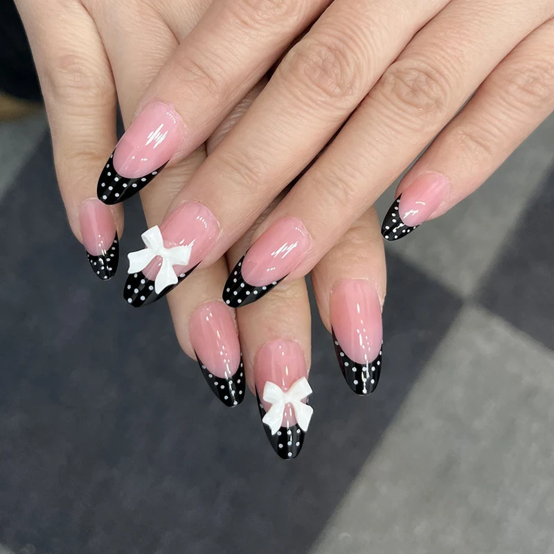 Dekorative Stiletto Press-On Nagelkunst mit Schleife und Punktmuster-Design