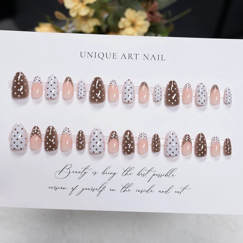 Dekorative Press-On Nagelkunst mit Franse Spitze und Punktdesign