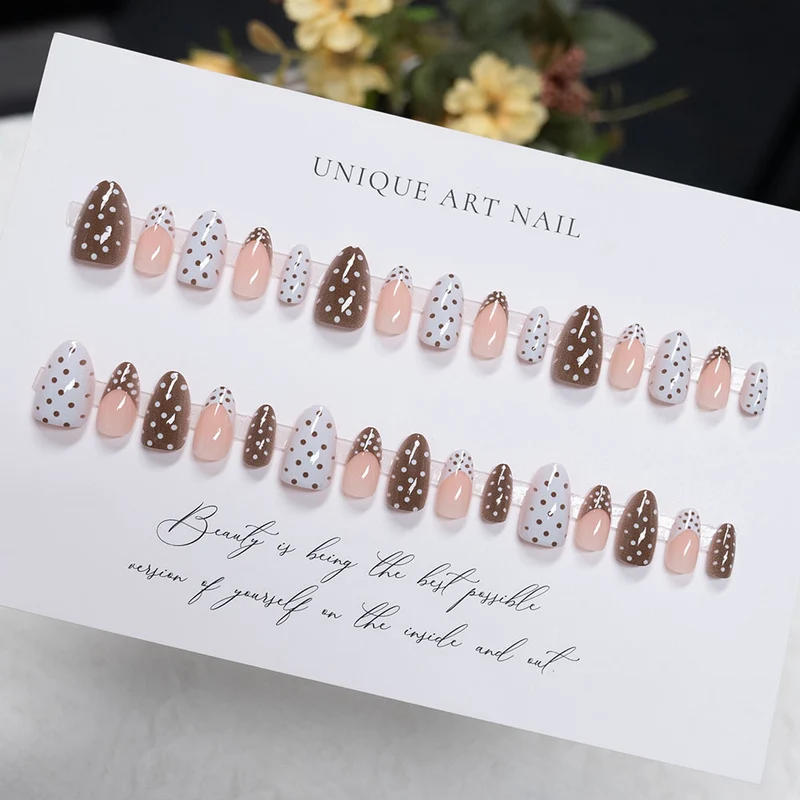 Dekorative Press-On Nagelkunst mit Franse Spitze und Punktdesign