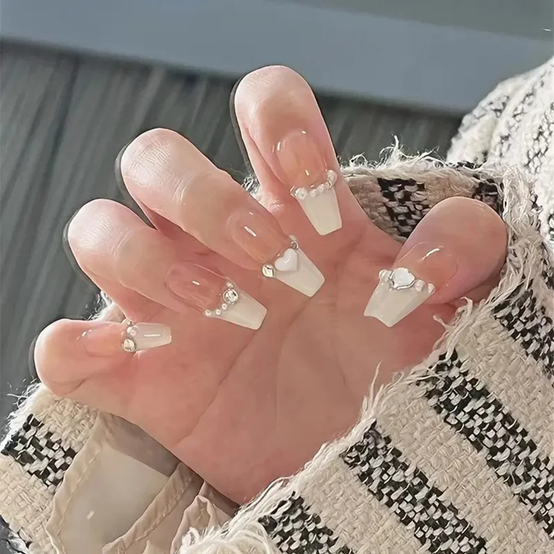 Dekoratives Press-On Nagelkunstset mit Herz- und Strassakzenten