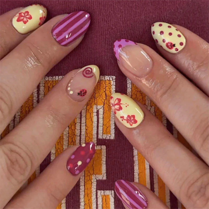 Dekoratives Press-On Nagelkunst-Set mit geometrischen Mustern