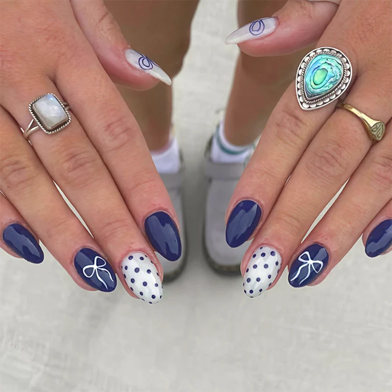 Dekoratives Press-On Nagelkunst-Set mit geometrischen Mustern