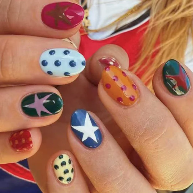Dekoratives Press-On Nagelkunst-Set mit geometrischen Mustern