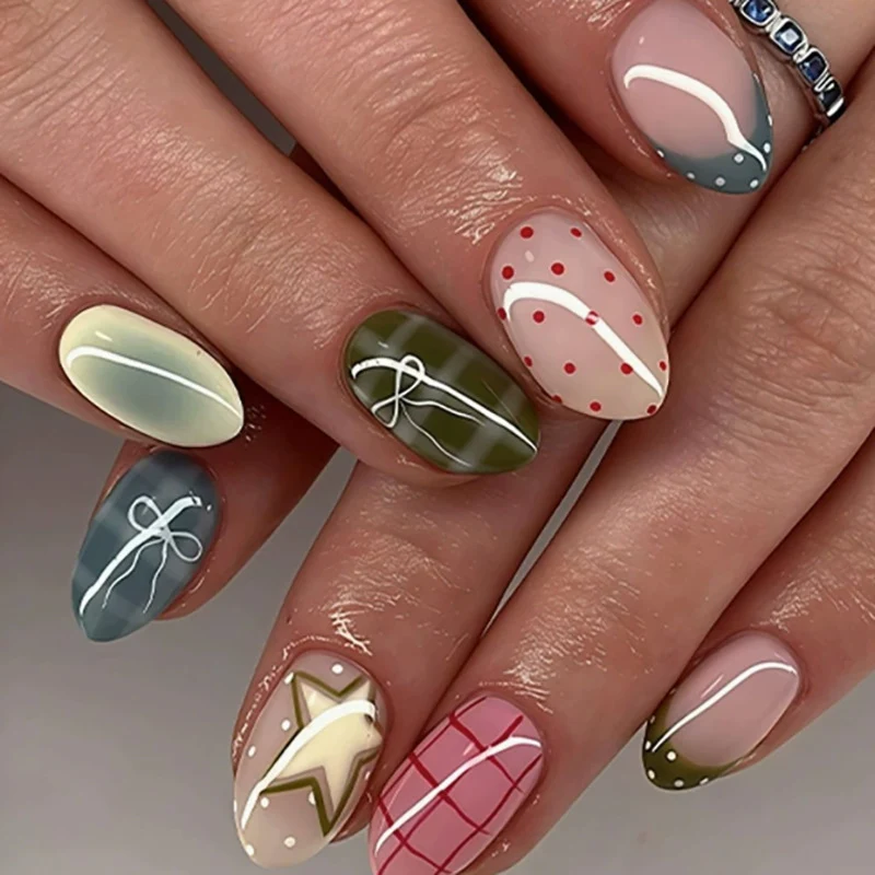 Dekoratives Press-On Nagelkunst-Set mit geometrischen Mustern