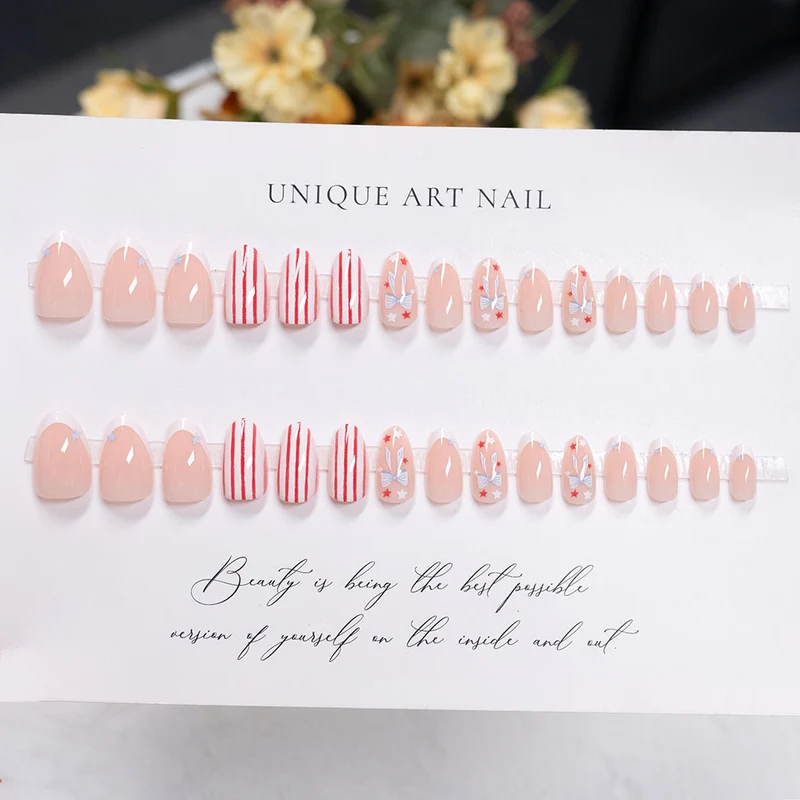 Dekoratives Press-On Nagelkunst-Set mit geometrischen Mustern