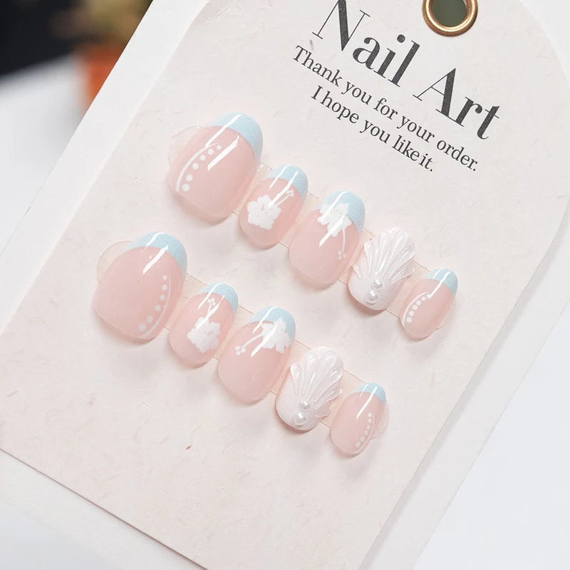 Dekoratives Press-On Nagelkunstset mit floralem und Muscheldesign