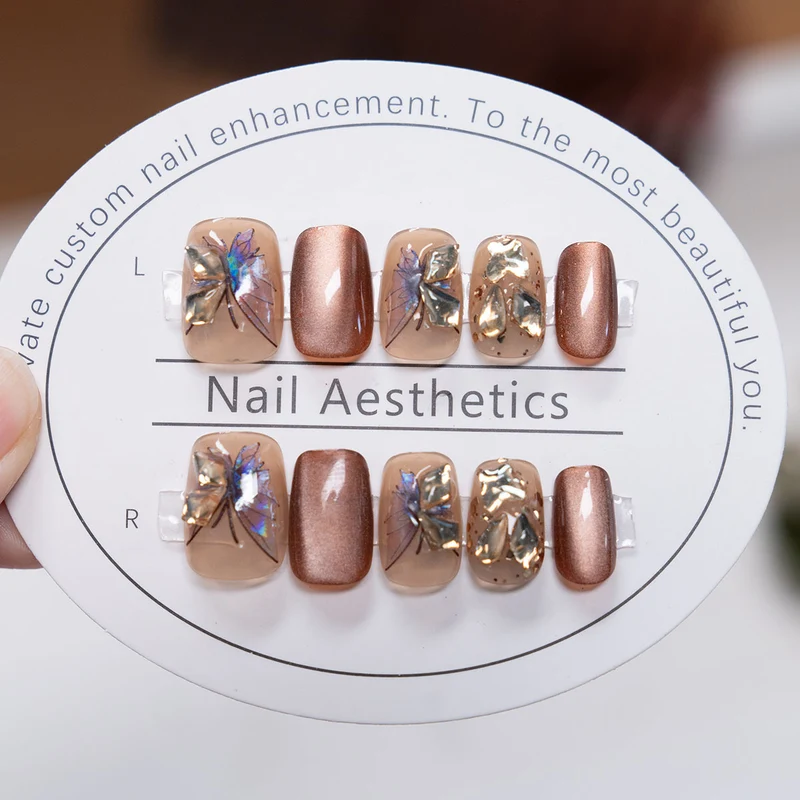 Dekorativer Press-On Nagelkunst Set mit floralen und metallic Akzenten