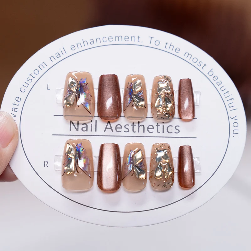 Dekorativer Press-On Nagelkunst Set mit floralen und metallic Akzenten