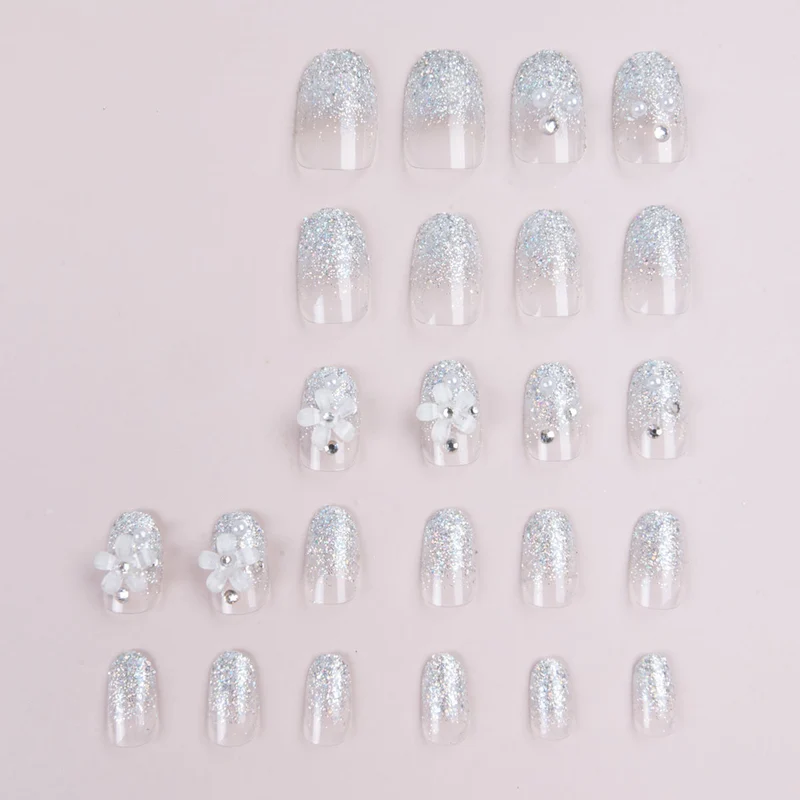 Dekoratives Press-On Nagelkunstset mit floralen Akzenten