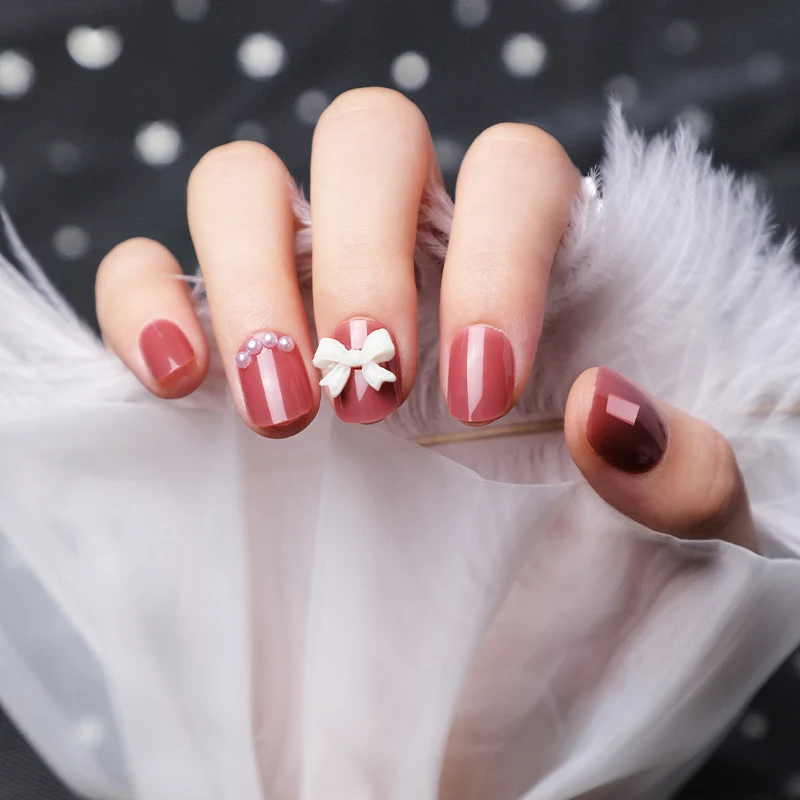 Dekoratives Press-On Nagelkunst-Set mit Schleifen- und Perlenakzenten