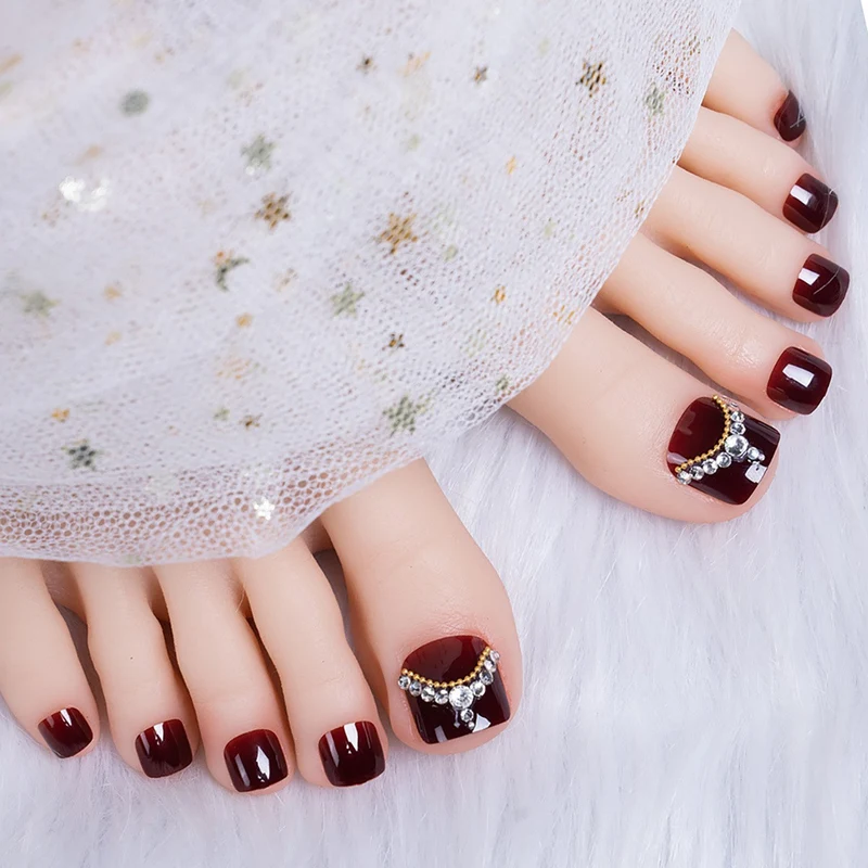 Dekorative Perlenverzierte Nagelkunst