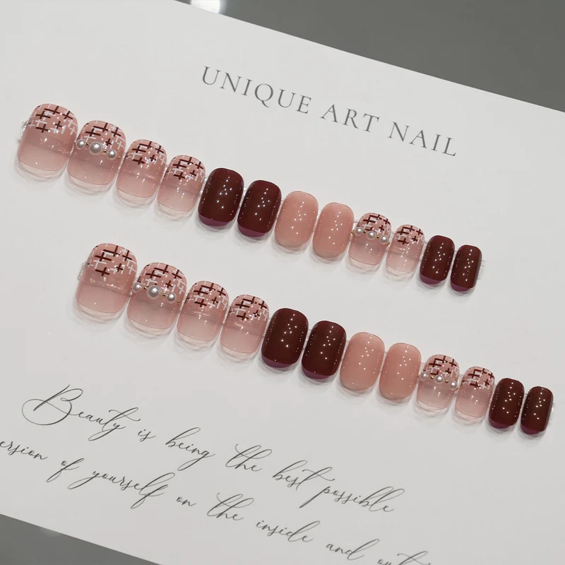 Dekorative Nagelkunst mit Perlelementen