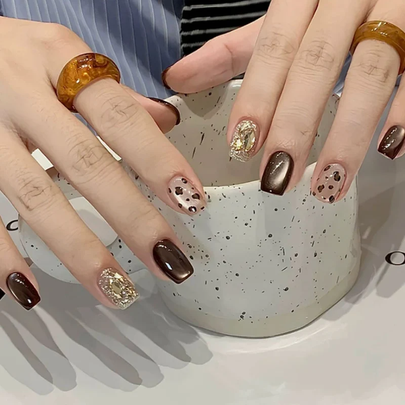 Dekorative Nagelkunst mit Leopardenmuster und Glitzer