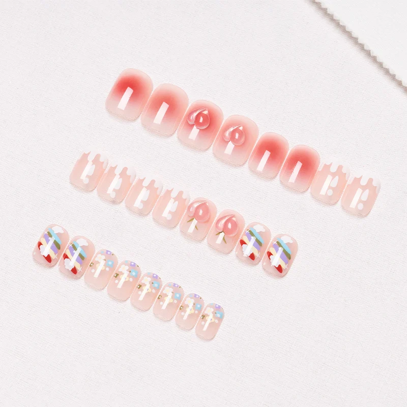 Dekorative Nagelkunst mit Früchten und Pastell-Designs