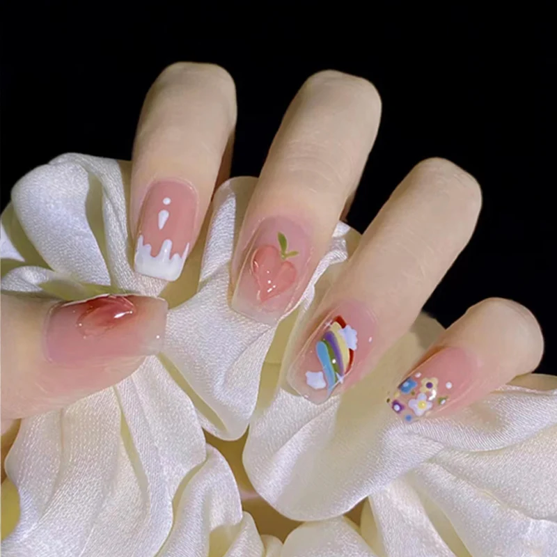 Dekorative Nagelkunst mit Früchten und Pastell-Designs