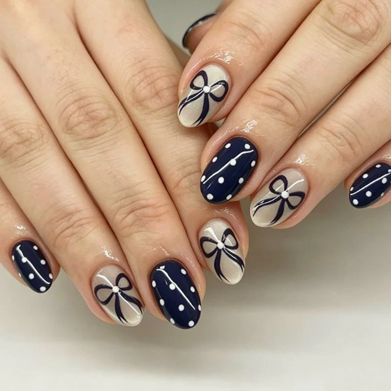 Dekorative Nagelkunst mit Schleifen- und Punkte-Design
