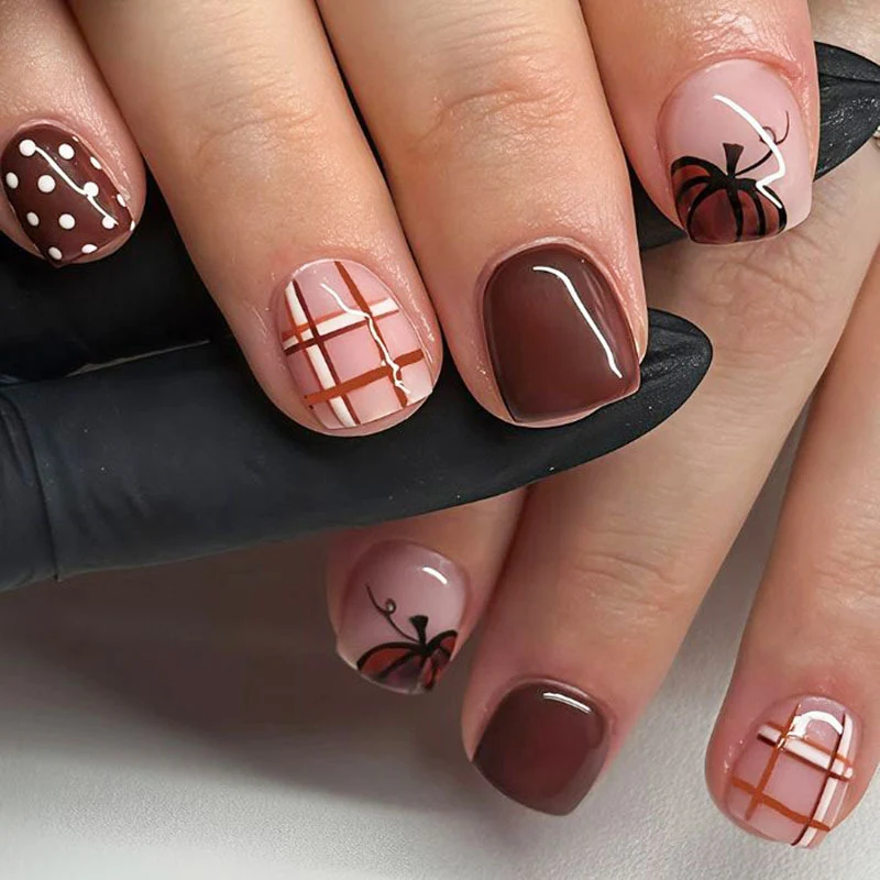 Dekoratives Nagelkunst-Set mit herbstlichen Designs