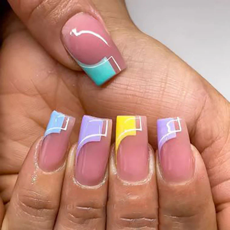 Künstlerisches Press-On-Nagelset mit einzigartigen geometrischen Designs