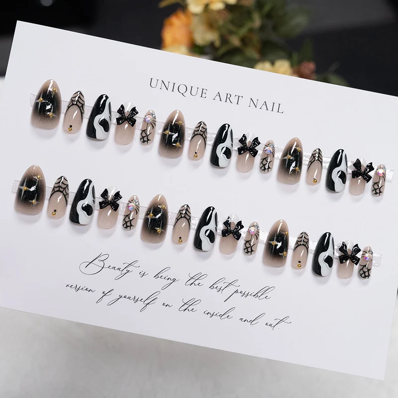Künstlerisches Press-On Nail Set mit einzigartigem Schwarz-Weiß-Design