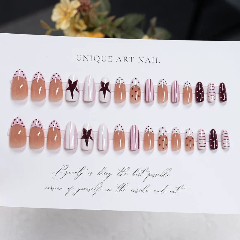 Künstlerisches Press-On-Nagel-Set mit Stern- und abstrakten Designs