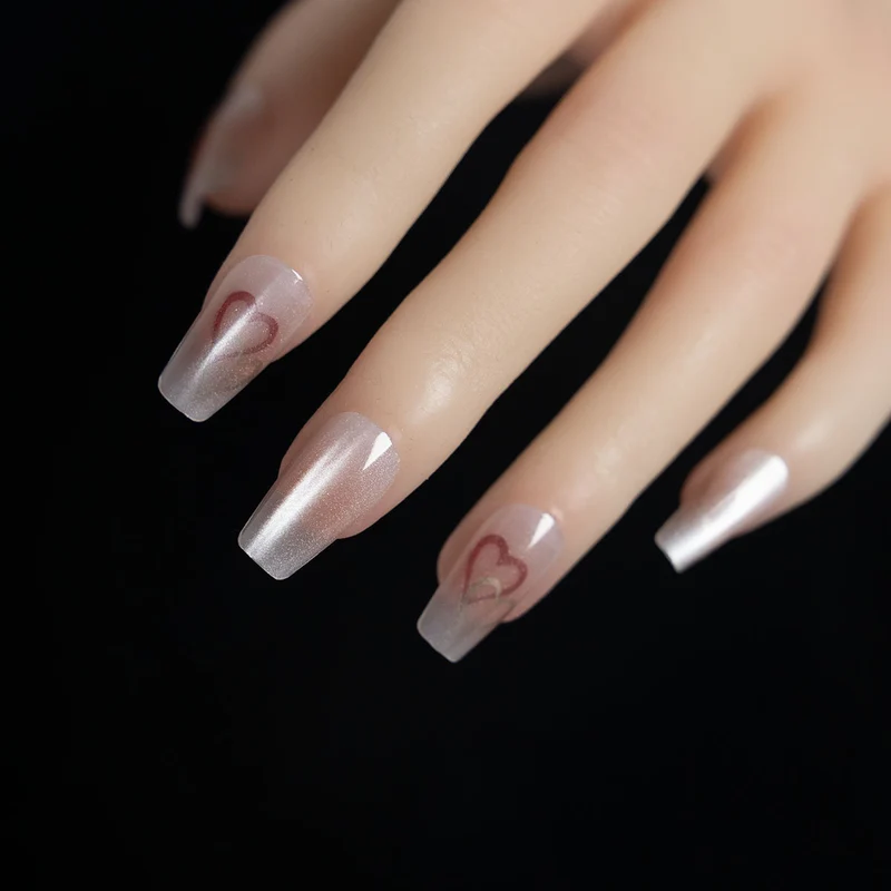 Künstlerisches Press-On Nagelset mit Herzdesign