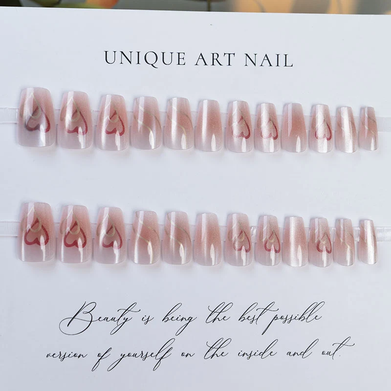 Künstlerisches Press-On Nagelset mit Herzdesign
