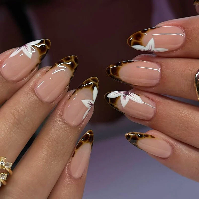 Kreatives Stiletto Nagelkunstdesign