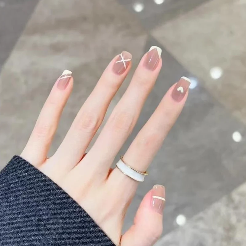 Künstlerisches Press-On-Nagelset mit Herz- und Blätterdesigns