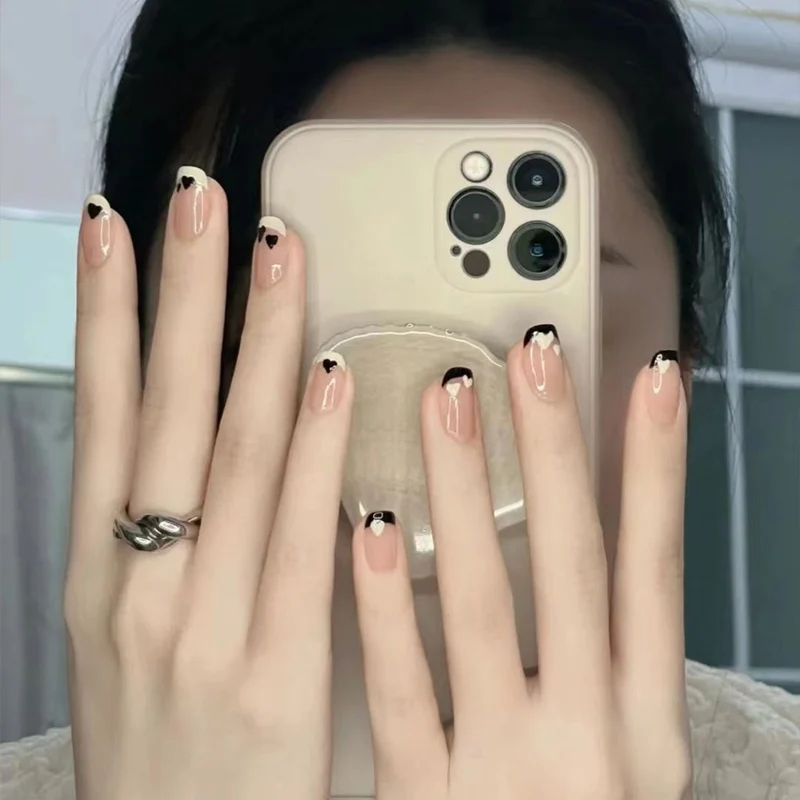 Künstlerisches Press-On-Nagelset mit Herz- und Blätterdesigns