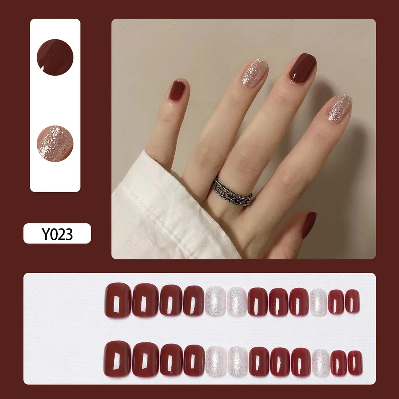 Künstlerisches Press-On-Nagelset mit Herz- und Blätterdesigns